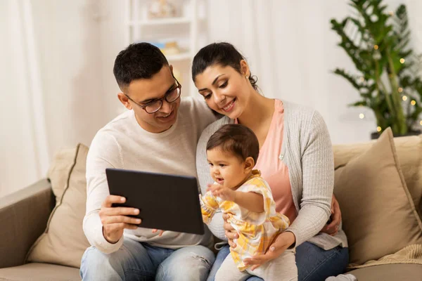 Mère, père et bébé avec tablette pc à la maison — Photo