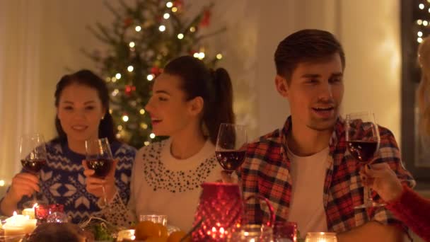 Amigos bebiendo vino en la cena de Navidad — Vídeos de Stock
