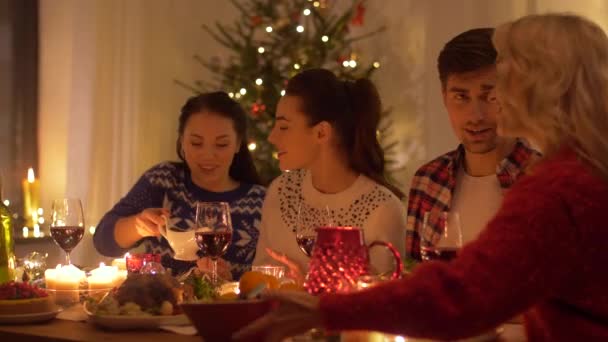 Glada vänner att ha hem middag julfest — Stockvideo