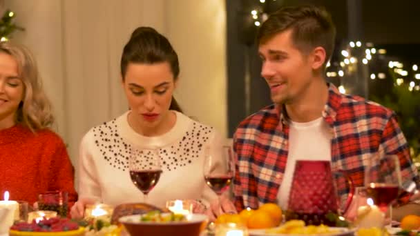 Glückliche Freunde, die zu Hause Weihnachten Dinner Party — Stockvideo