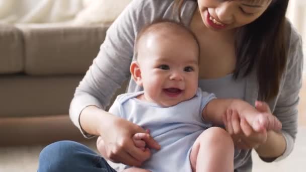 Gelukkig jong moeder met weinig baby thuis — Stockvideo