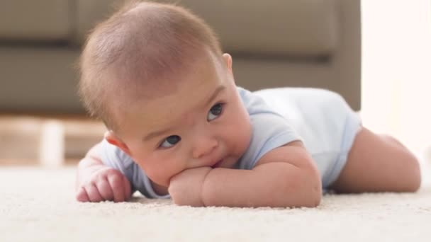 Tatlı küçük Asya bebek çocuk parmak emme — Stok video