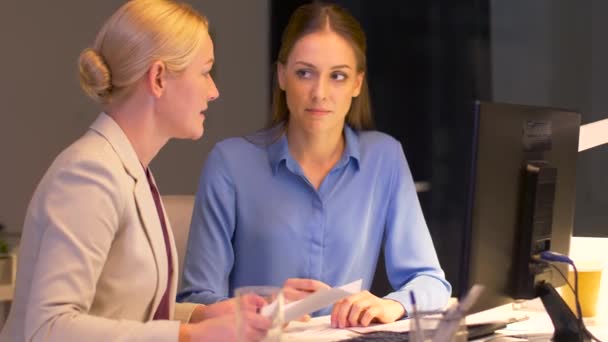 Femmes d'affaires avec ordinateur travaillant tard au bureau — Video