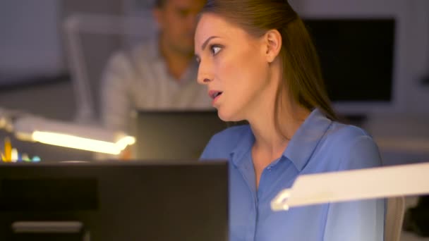 Femmes d'affaires discuter du problème au bureau de nuit — Video