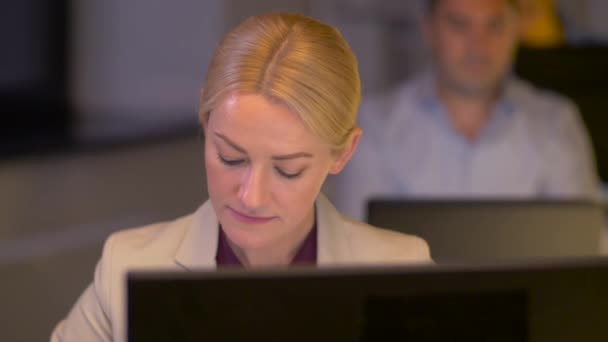 Mujer de negocios en la computadora trabajando en la oficina nocturna — Vídeo de stock