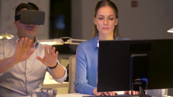 Equipo con auriculares de realidad virtual en la oficina nocturna — Vídeo de stock