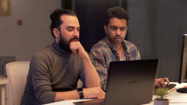 Equipe criativa com computador trabalhando até tarde no escritório — Vídeo de Stock