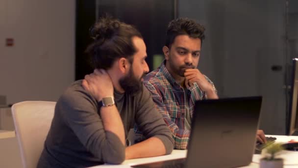 Equipo creativo con computadora trabajando hasta tarde en la oficina — Vídeo de stock