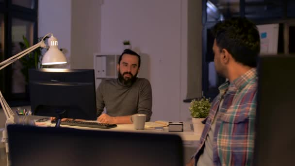 Équipe créative avec ordinateur travaillant tard au bureau — Video