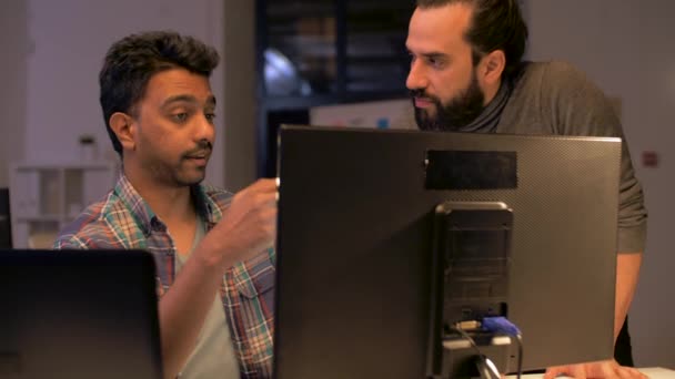 Kreativ-Team mit Computer arbeitet spät im Büro — Stockvideo