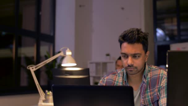 Equipo creativo con computadora trabajando hasta tarde en la oficina — Vídeos de Stock