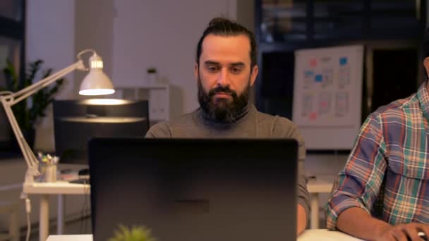 Equipo creativo con computadora trabajando hasta tarde en la oficina — Vídeos de Stock