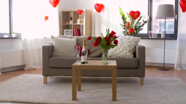 Wohnzimmer oder Haus zum Valentinstag dekoriert — Stockvideo