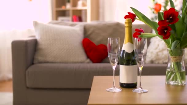 Champagne, glasses and flowers at valentines day — Stock Video