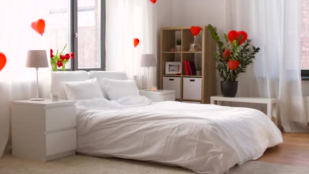 Уютная спальня, оформленная на день Святого Валентина — стоковое видео