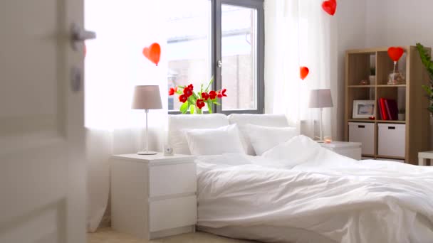 Acogedor dormitorio decorado para el día de San Valentín — Vídeos de Stock