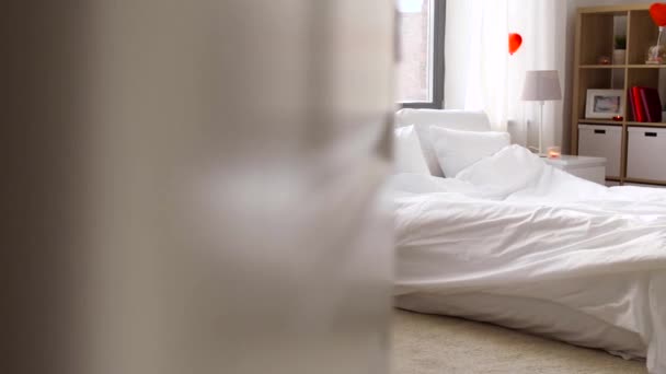 居心地の良いベッドルームがバレンタインの日の装飾 — ストック動画