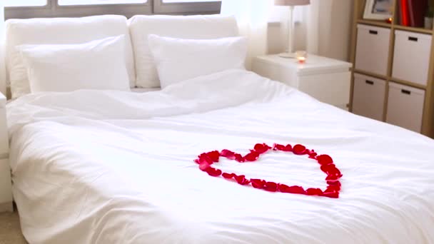 Gezellige slaapkamer ingericht voor valentines day — Stockvideo