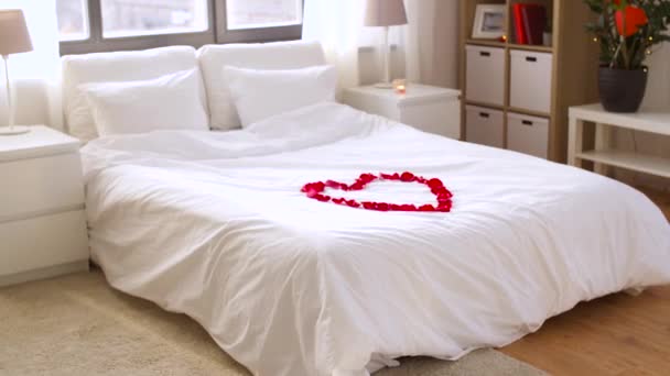 Accogliente camera da letto arredata per San Valentino — Video Stock