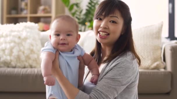 Boldog fiatal anya kisbabával otthon — Stock videók