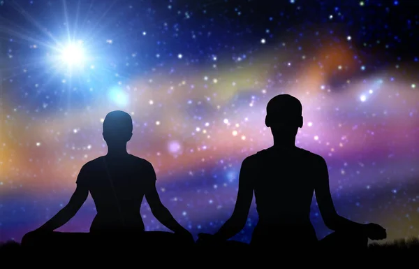 Черный силуэт пары, медитирующей над космосом — стоковое фото