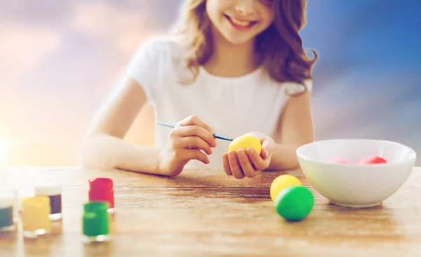 Close up of girl coloring easter eggs — Stock Photo, Image