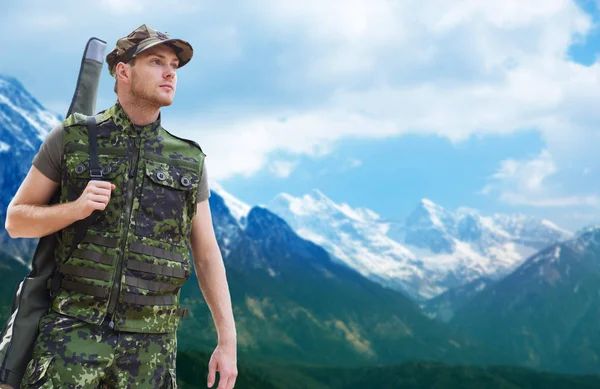 Jeune soldat ou chasseur armé au-dessus des montagnes — Photo