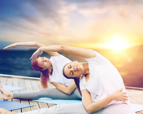 Yoga egzersizleri açık havada yapıyor kadın — Stok fotoğraf