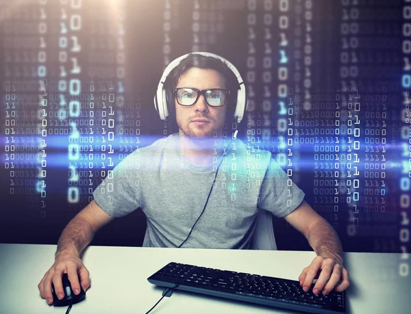 Hombre en auriculares piratería informática o programación — Foto de Stock