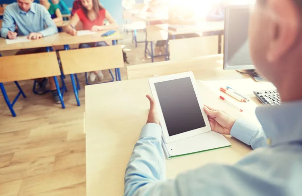 Studenten en docenten met tablet pc op school — Stockfoto