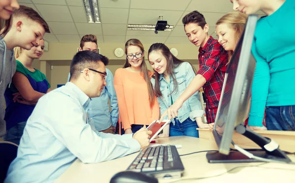 Grupp av elever och lärare på skolan klassrum — Stockfoto