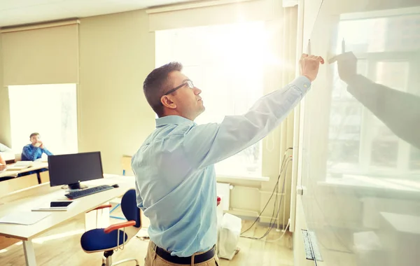 Schüler und Lehrer schreiben am Whiteboard der Schule — Stockfoto