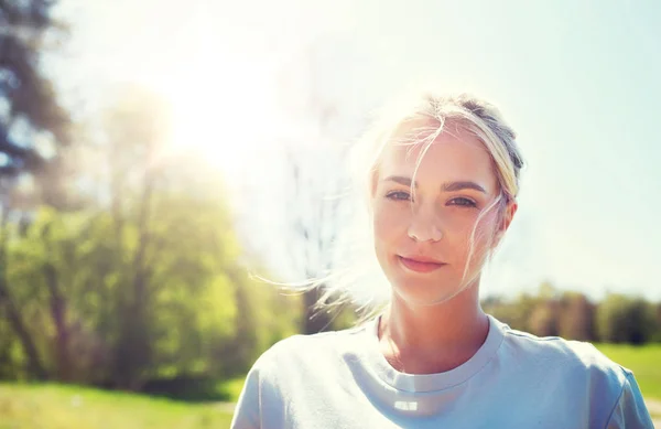 Feliz joven voluntaria mujer al aire libre — Foto de Stock