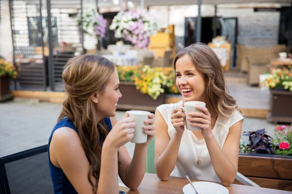 Mujeres jóvenes felices tomando café en la cafetería al aire libre —  Fotos de Stock