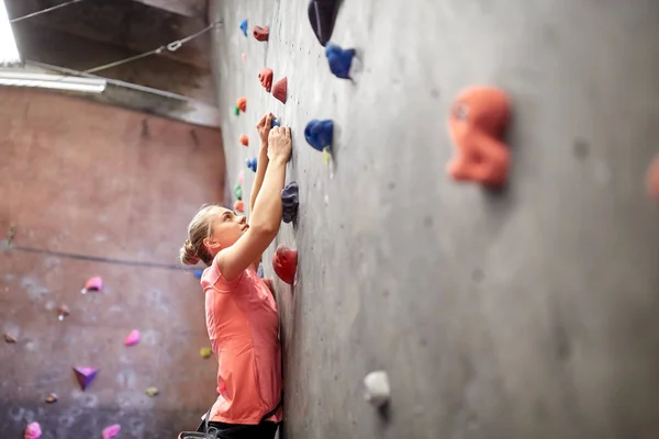 Genç kadın kapalı spor salonu duvara tırmanma egzersiz — Stok fotoğraf