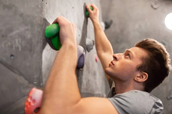 Jovem se exercitando no ginásio de escalada indoor — Fotografia de Stock