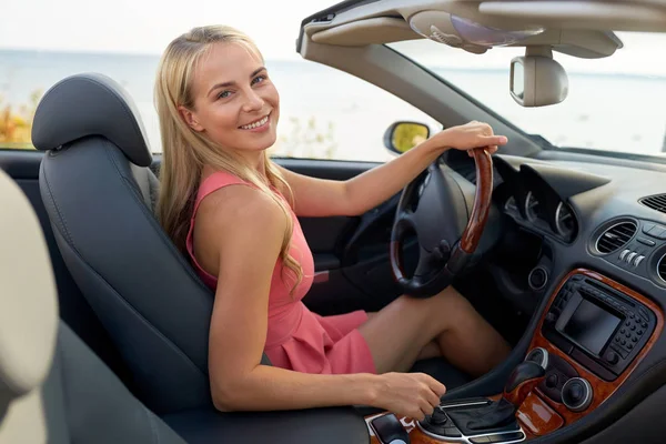 Glückliche junge Frau am Steuer eines Cabrios — Stockfoto