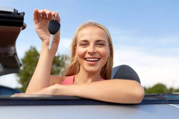 Glad ung kvinna med cabriolet bilnyckel — Stockfoto