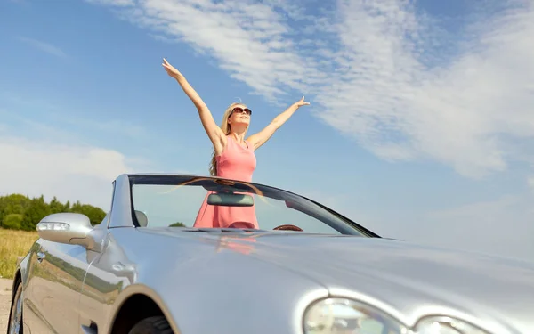 Glückliche junge Frau im Cabrio — Stockfoto