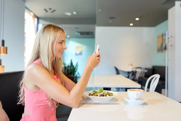 Ευτυχισμένη γυναίκα με smartphone τρώγοντας στο εστιατόριο — Φωτογραφία Αρχείου