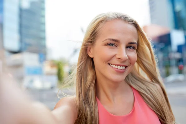 Boldog fiatal nő vesz selfie város utca — Stock Fotó
