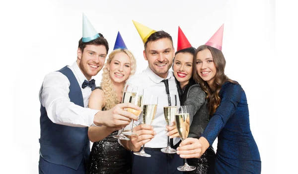 Amigos con copas de champán en la fiesta de cumpleaños — Foto de Stock
