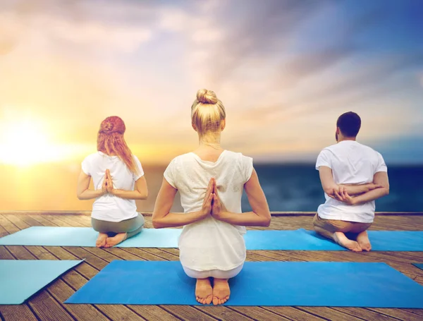 Gruppe von Menschen, die Yoga im Freien machen — Stockfoto