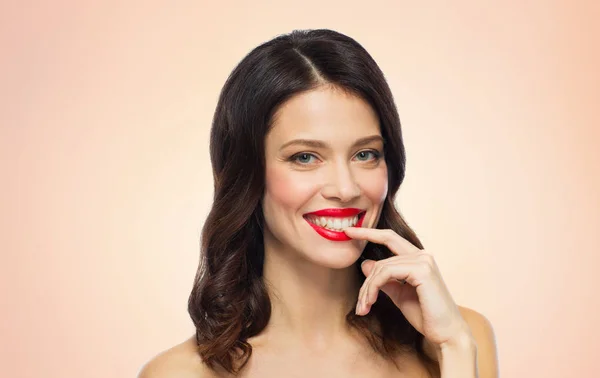 赤い口紅と美しい笑顔の若い女性 — ストック写真