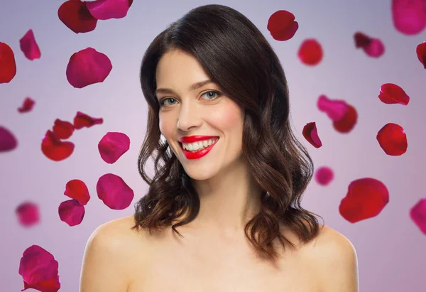 Bella giovane donna sorridente con rossetto rosso — Foto Stock