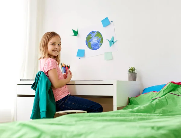 Счастливая девушка, делающая домашнюю работу или рисующая дома — стоковое фото