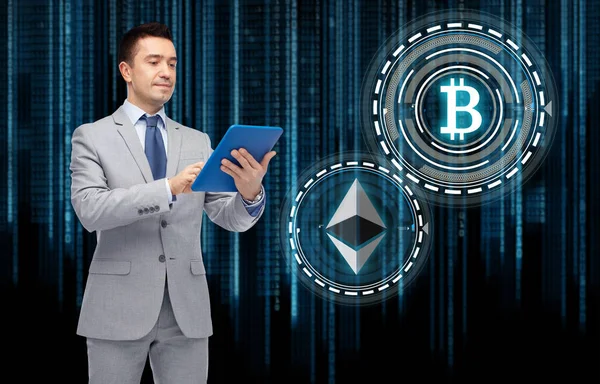 Tablet pc ve cryptocurrency ile işadamı — Stok fotoğraf