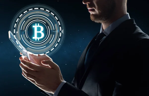 Hombre de negocios con la tableta PC y el holograma bitcoin — Foto de Stock