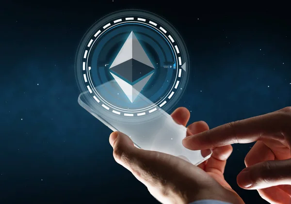 Affärsman med smartphone och ethereum hologram — Stockfoto