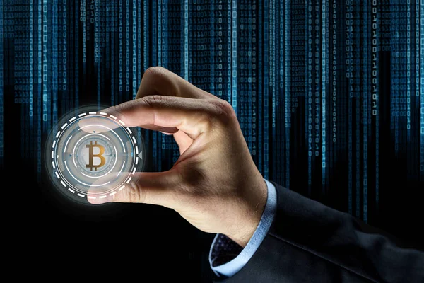 Primer plano de la mano del hombre de negocios con el holograma bitcoin — Foto de Stock